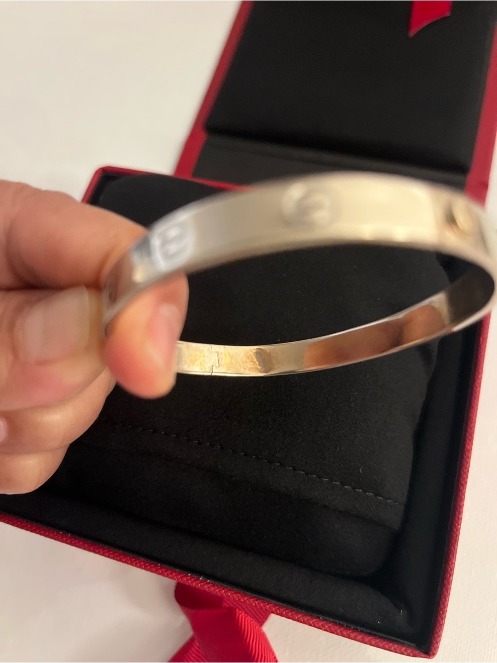 White solid gold 14 k Screw-Detail Bangle. Comes with a signature box. - Picture 7 of 13